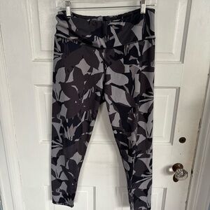 Tahari Abstract Black and Gray Leggings